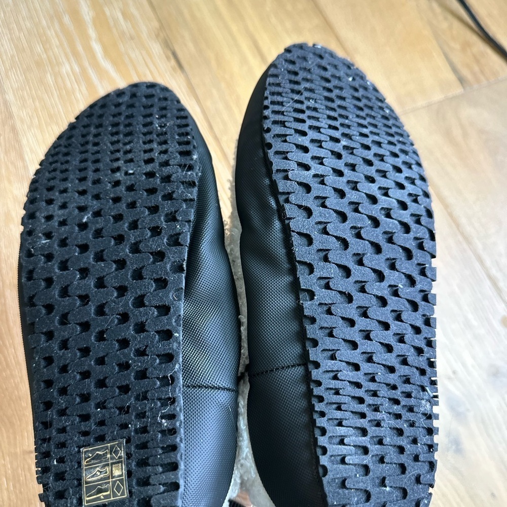 P448 White Fuzzy Boucle Teddy Slip-On Mule Sneaker | Size 7.5 | Like New - Picture 7 of 7